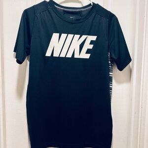 NIKE chest graphic boys Youth XL Black Dri-FIT Athletic Training shirt Mesh Vent